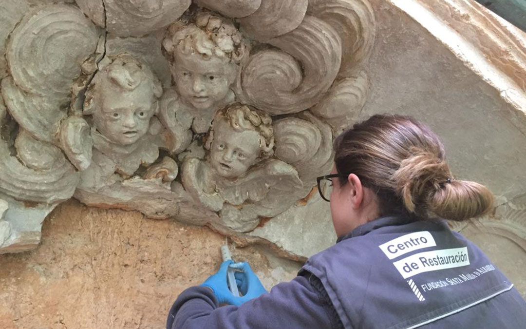 Una restauradora de la Fundación Santa María de Albarracín trabajando en el Convento de Cuevas de Cañart./ Comarca Maestrazgo