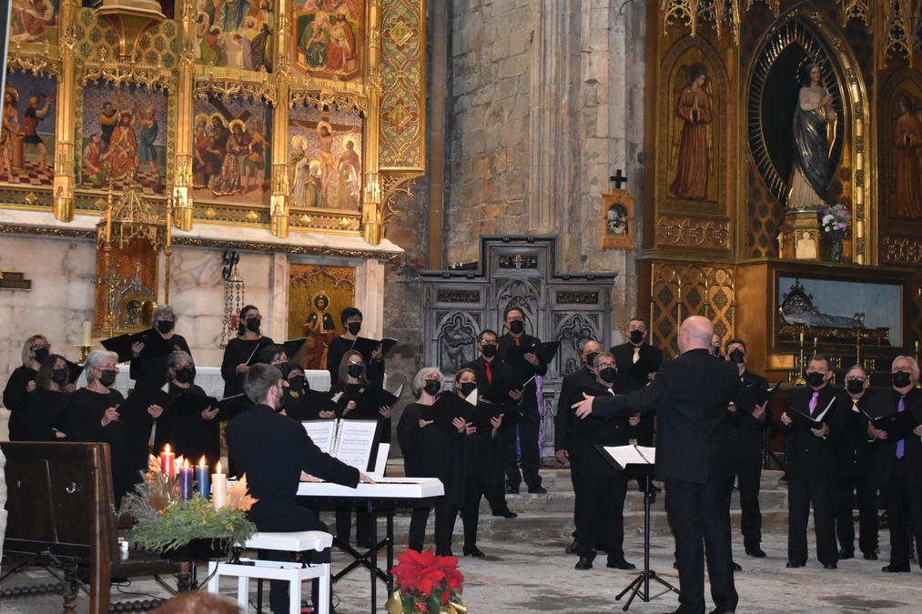 Un momento del Concierto de Navidad del Coro Ciudad de Caspe, este sábado en la Colegiata./ L.Q.V.