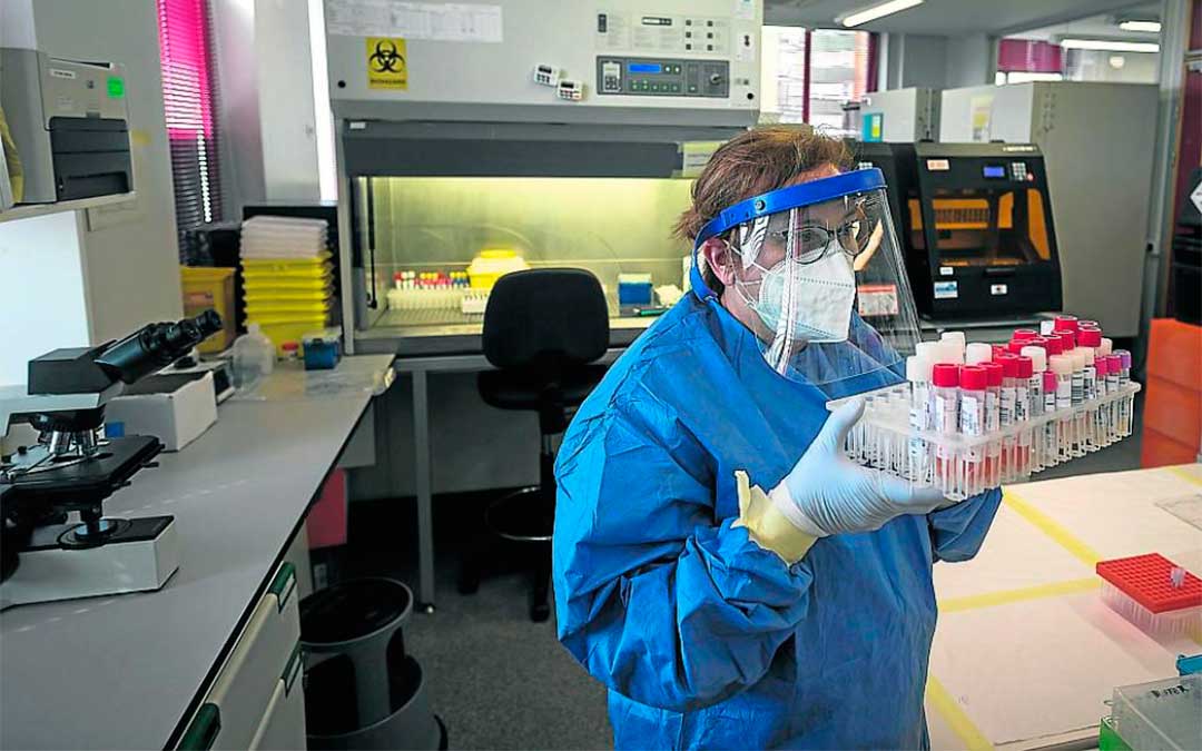 Personal del Hospital Miguel Servet analiza las pruebas de coronavirus./ Heraldo-José Miguel Marco