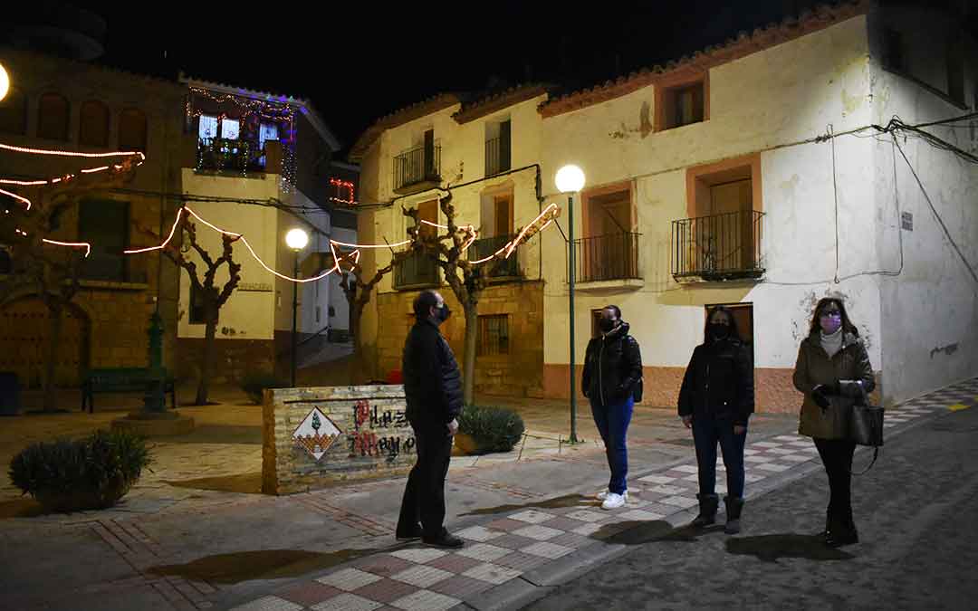 Algunos miembros del consistorio chipranesco paseando por la localidad con miembros del jurado.