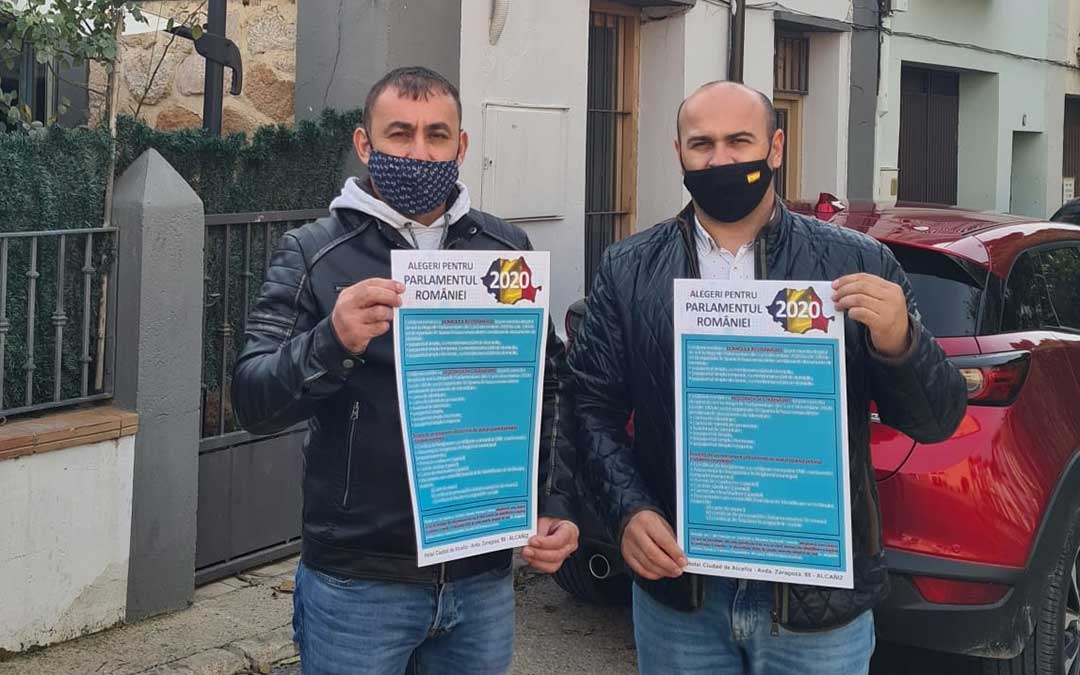 El presidente de la Asoc. Rumanos en el Bajo Aragón, Daniel Cheres, junto a un compañero, sosteniendo el cartel de las elecciones rumanas./ D.CH.