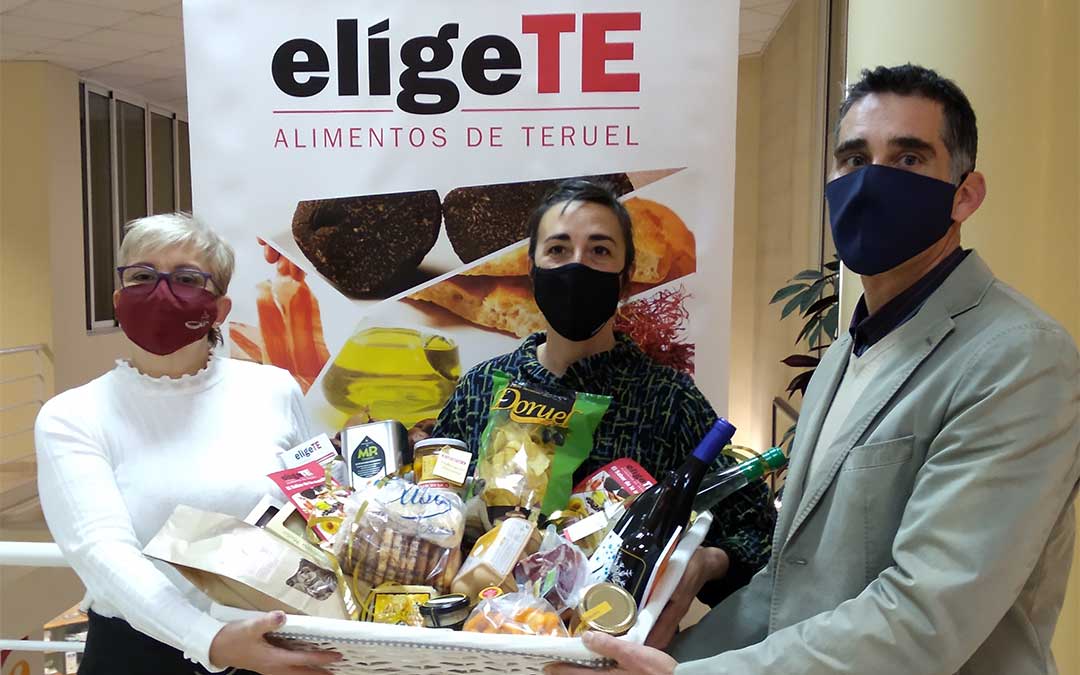 De izq. a dcha.; Rosario Pascual Giménez, Diputada de Teruel; Jota Osoro. Ganadora del Concurso de Recetas; Rubén Lapuente. Coordinador de la Campaña por parte de Cámara de Comercio de Teruel./ DPT