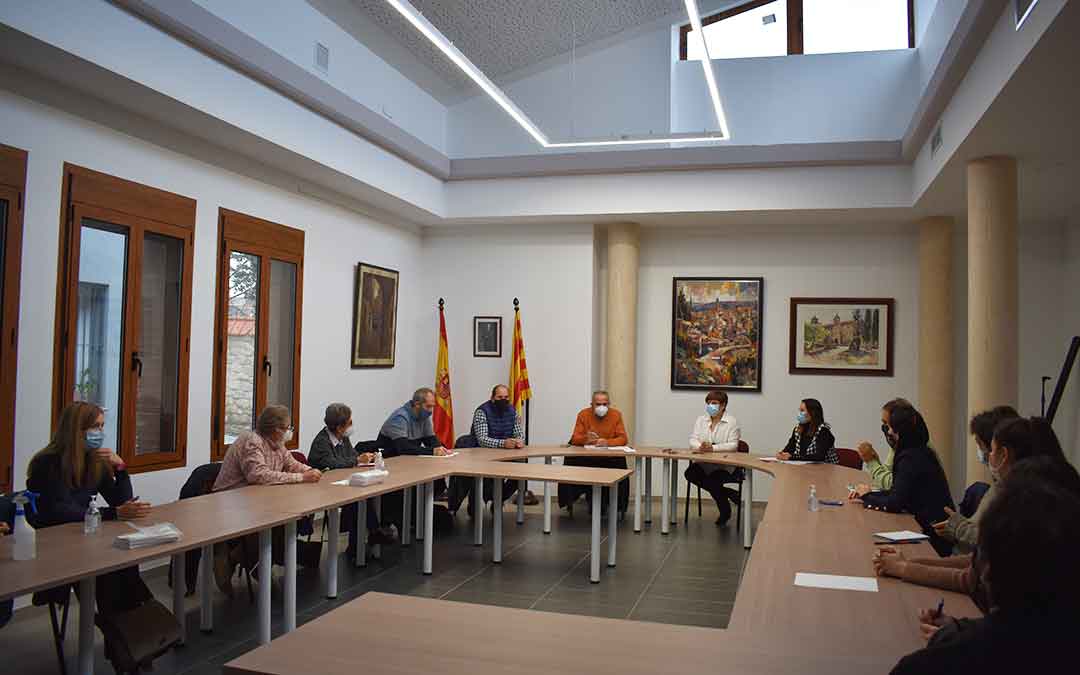 A la firma del acuerdo acudieron alcaldes, representantes de la Comarca y de Caritas Parroquial, Cruz Roja, Asadicc, UNED, y de Fundación Federico Ozanam.