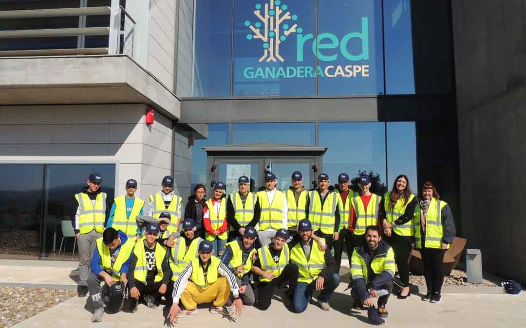 Alumnos y profesores de 1º de grado medio y 2º de FP básica del IES Mar de Aragón en estudios agropecuarios, durante una visita a la sede de la Cooperativa Ganadera de Caspe. Imagen: IES Mar de Aragón.