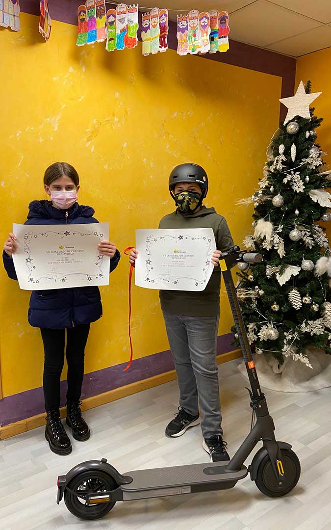 Nadia Carceller y Albán Gracia posan con los diplomas que les acreditan como ganadores del VII Concurso de Cuentos de Navidad de Radio La Comarca./ M.C.