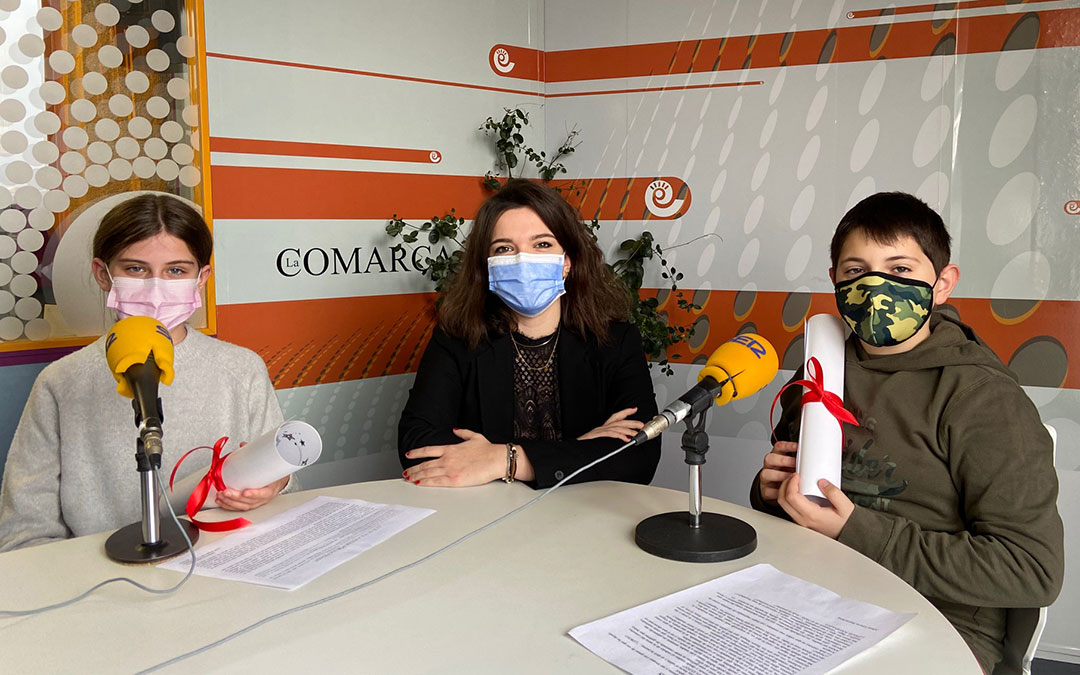 Nadia Carceller, Alicia Martín y Albán Gracia en el estudio central de Radio La Comarca./ L.C.