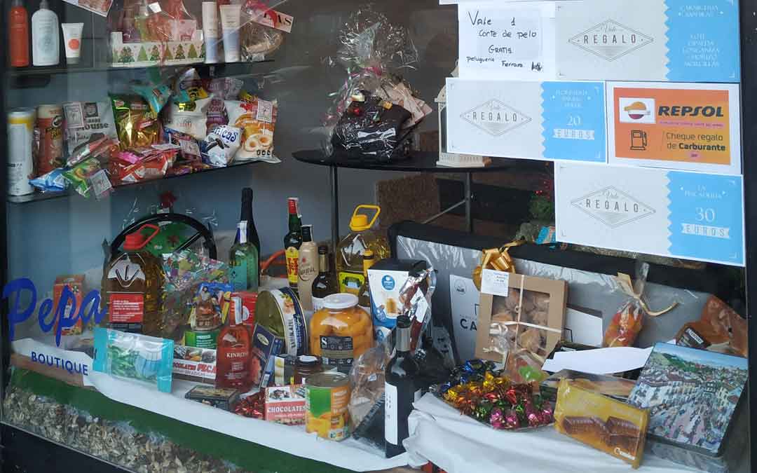 La cesta de Navidad contiene todo tipo de productos / COMERCIOS HÍJAR