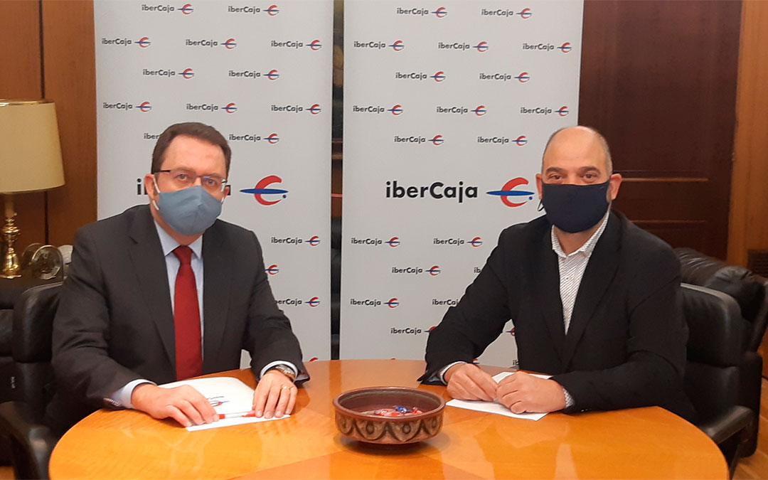 El director provincial de Ibercaja Banco en Teruel, Jesús Beamonte, y el presidente de la Cámara de Teruel, Antonio Santa Isabel./ Ibercaja