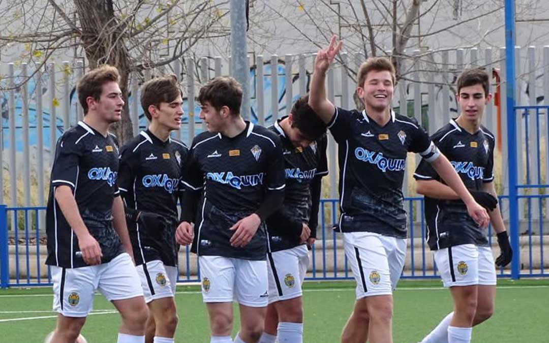 Jugadores del Alcañiz celebrando uno de los goles conseguidos ante el Helios. Foto: D.E.