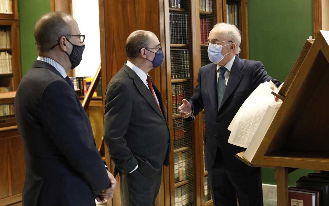 El presidente Lambán ha firmado este jueves un protocolo con la RAE para colaborar en inteligencia artificial, edición de publicaciones y foros multidisciplinares y ha anunciado un homenaje al académico fallecido Federico Corriente con la Unizar / DGA