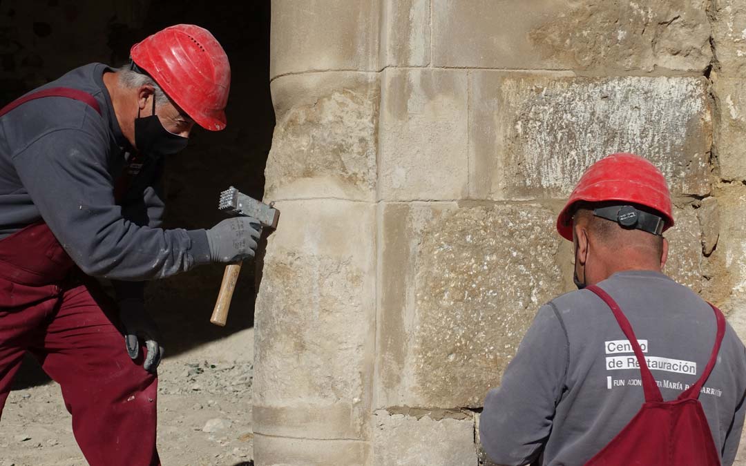 Albañiles trabajando en la reforma del antiguo hospicio./Comarca Maestrazgo