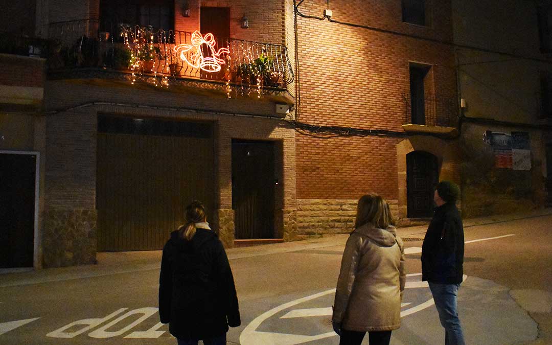 El jurado del concurso de la primera edición, en la Navidad de 2019, visitando un balcón participante.