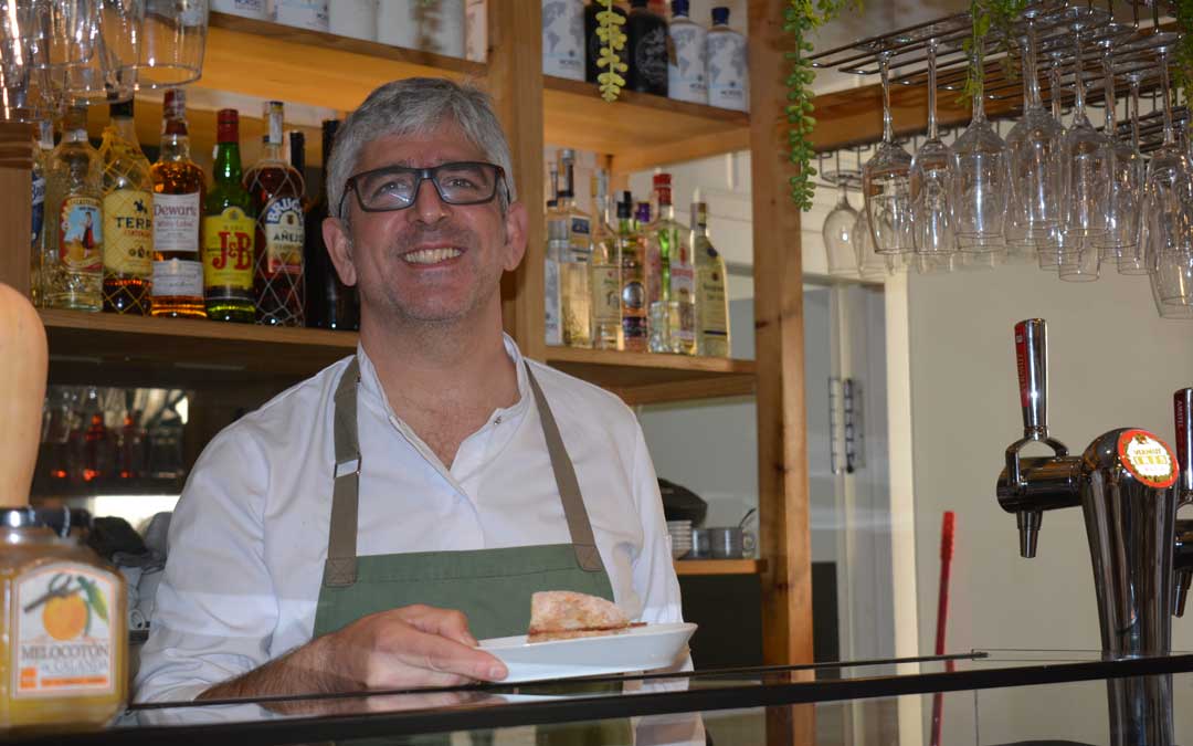 Luis Sábado, en el mostrador del bar ‘La Lola’ de Alcañiz / I. Marinescu
