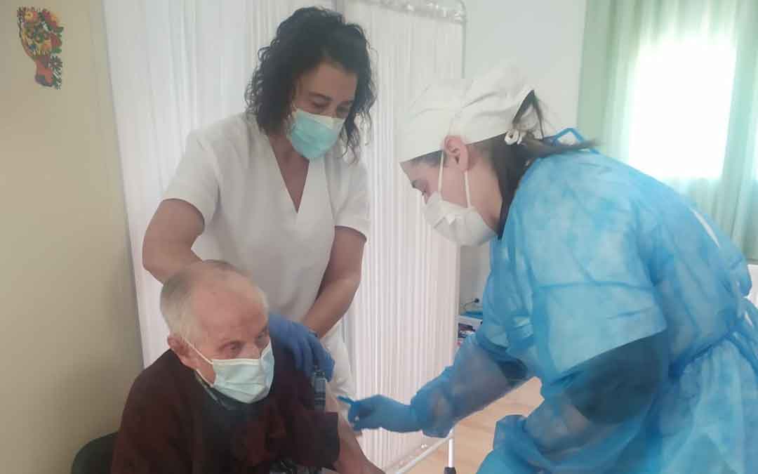 Antonio Fuster Ciprés, de 101 años, vacunándose en la residencia de Mas de las Matas. / C. S.