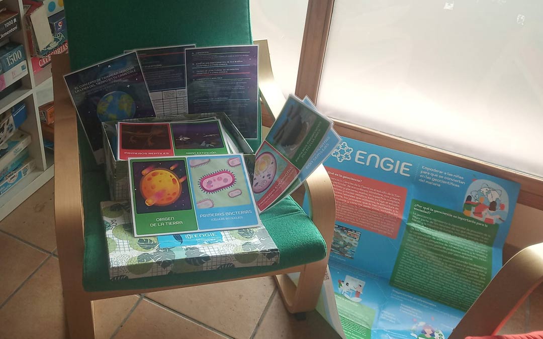 La experiencia didáctica se basa en la utilización de diferentes materiales como numerosas láminas para ordenar los eventos clave./L.Mampel
