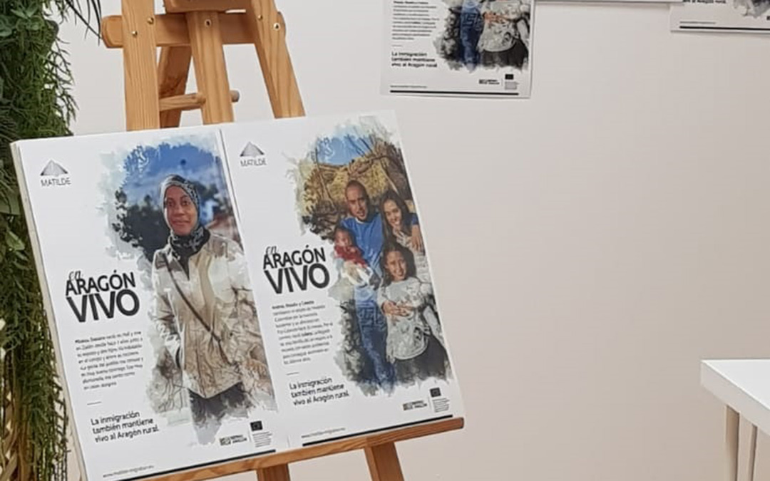 Campaña de promoción de MATILDE de la que forma parte la nueva familia colombiana en Foz. En la imagen, en el cartel de la derecha. / DGA