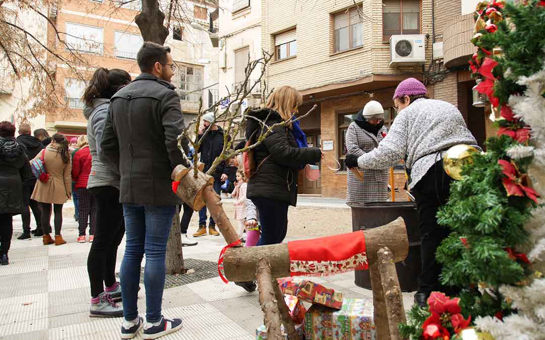 Mercadillo Navideño de Caspe instalado en la Plaza Soberanía de la localidad.