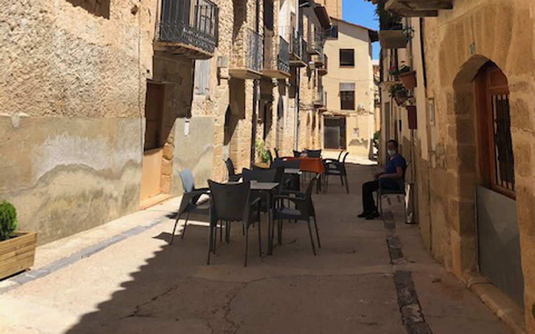 Multiservicio de Fórnoles con la terraza en la calle / Cámara de Comercio de Teruel