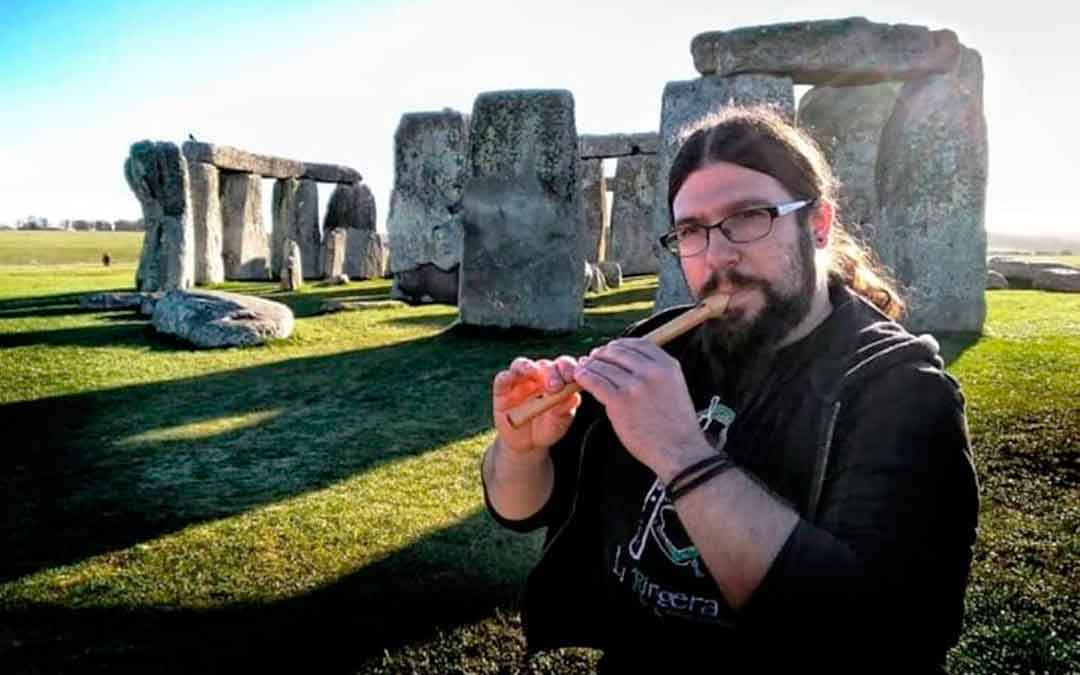 El caspolino Pablo Morales tocando la flauta delante del Stonehenge, en Reino Unido.