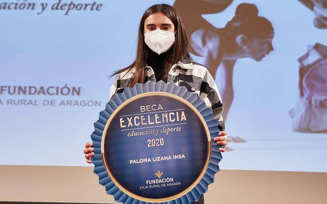 Paloma Lizana mostrando la beca con la que ha sido premiada. Foto: L.L.