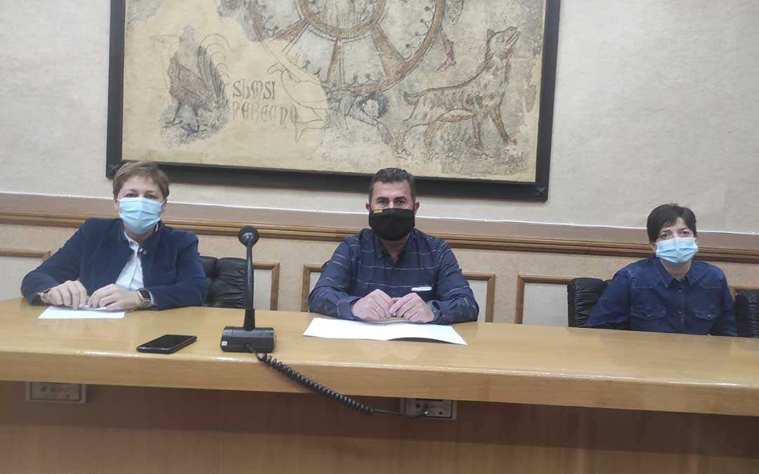 Los tres concejales del PAR de Alcañiz, Berta Zapater, Eduardo Orrios y Beatriz Altaba