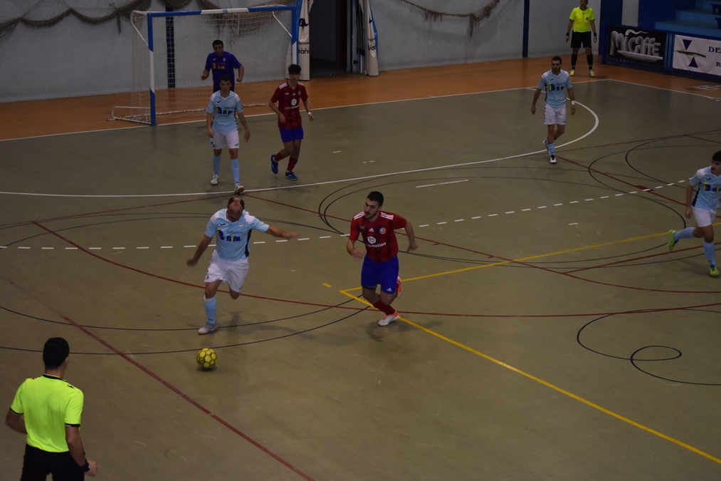 Un momento del juego entre el FS Caspe y Corazonistas en el pabellón Manuel Barriendos./ L.Q.V.