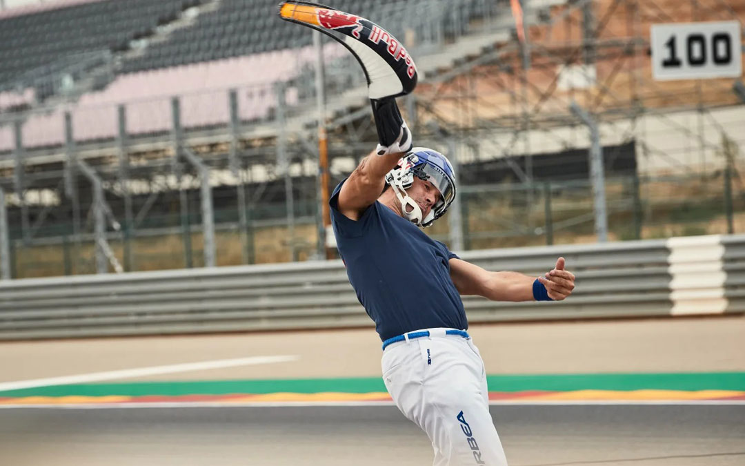 El pelotari guipuzcoano en el momento de lanzar la pelota en la recta principal de Motorland. Red Bull