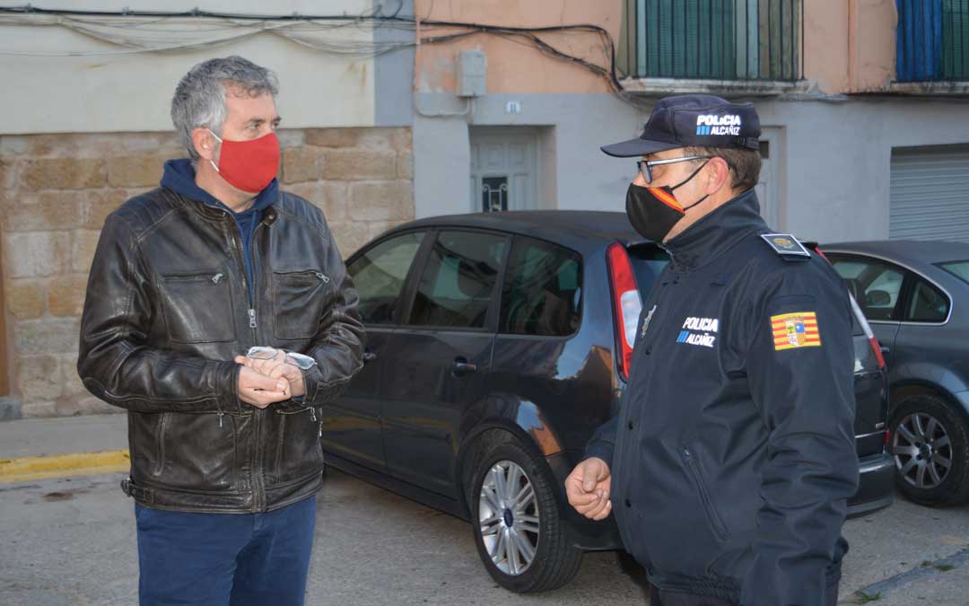 El concejal Kiko Lahoz y el jefe de la Policía Local, Pedro Obón / Ayto. Alcañiz