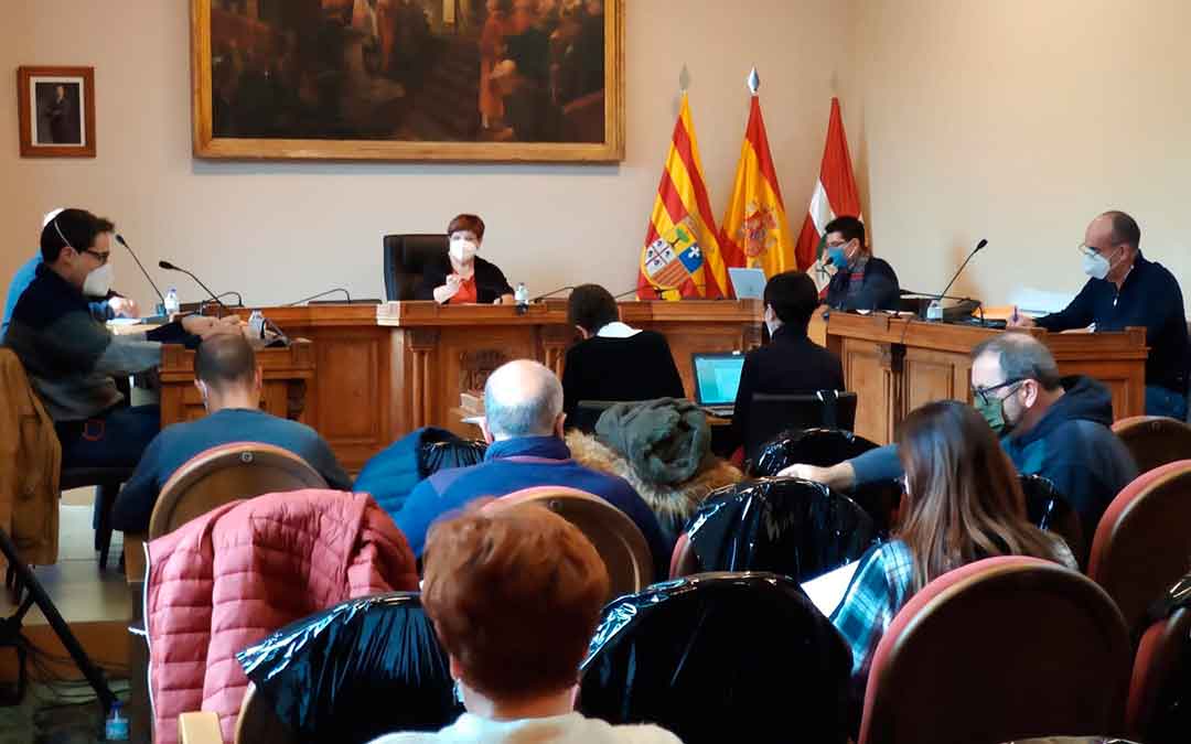 Representantes municipales caspolinos durante el pleno de este jueves.