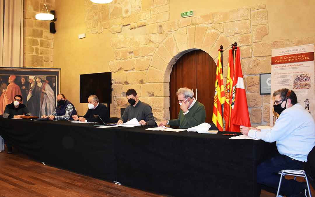 Representantes de los cuatro grupos políticos de la Comarca del Bajo Aragón-Caspe junto al secretario, en el pleno de diciembre.