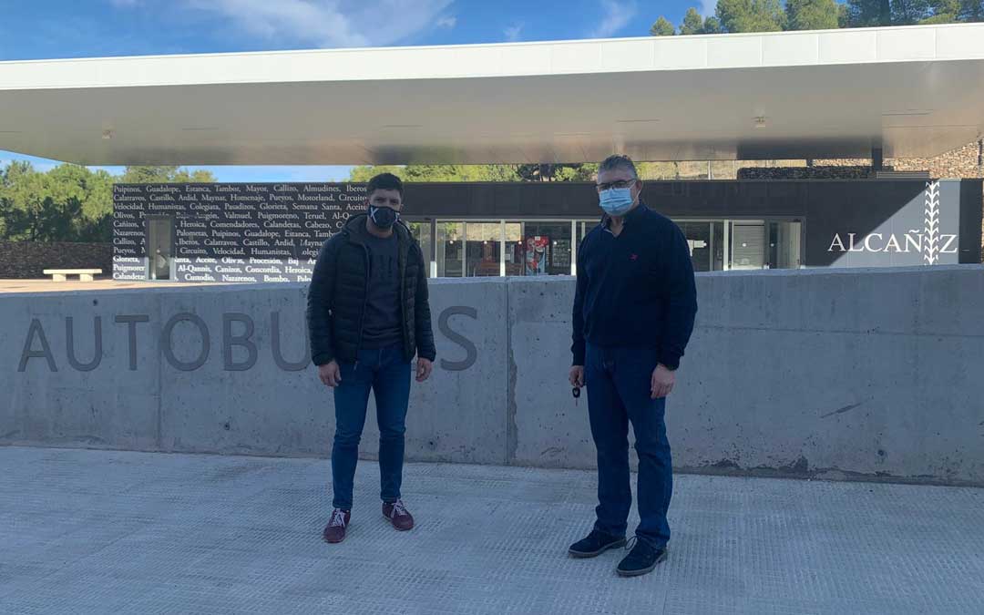 El portavoz del PP de Alcañiz, Nacho Carbó; y el del PP del Bajo Aragón, José Miguel Celma, en la estación de autobuses