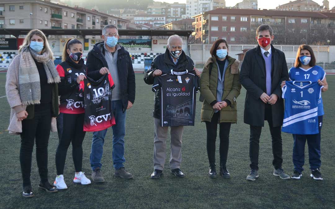 Participantes en la presentación de las equipaciones con el lema 'Alcañiz es igualdad'. Foto: J.V.