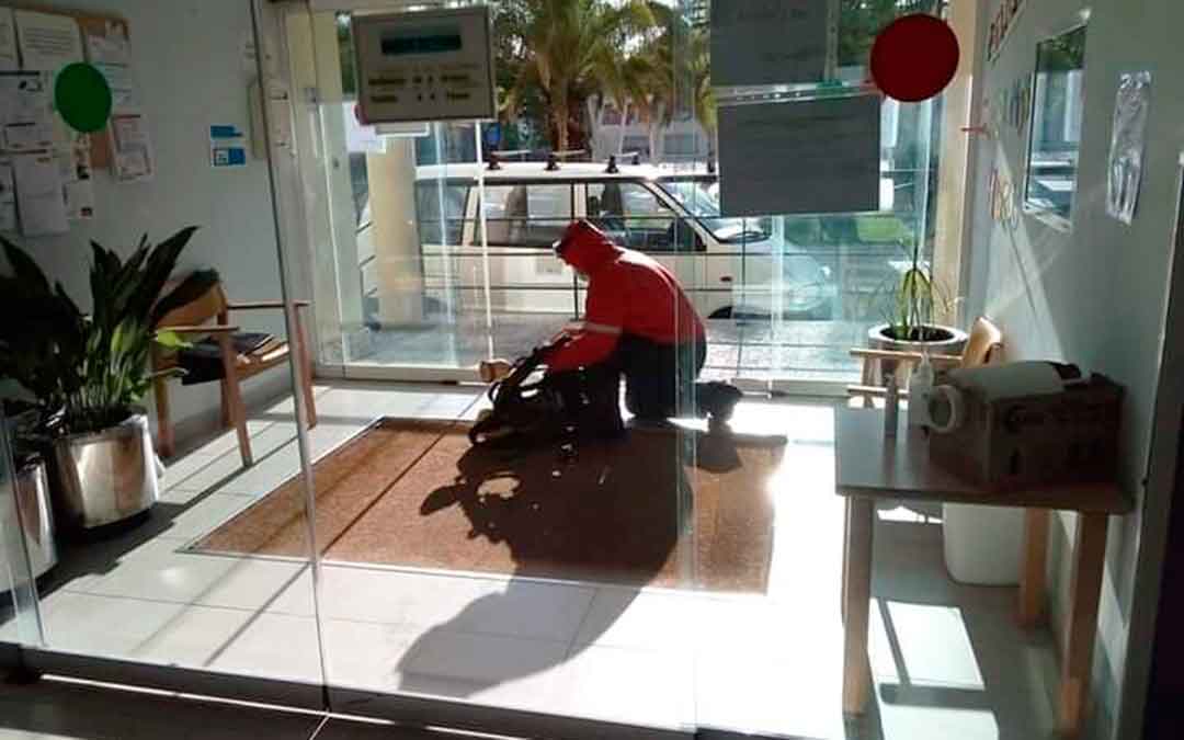 Un bombero de Caspe se prepara para entrar a desinfectar en la residencia Adolfo Suárez de Caspe.