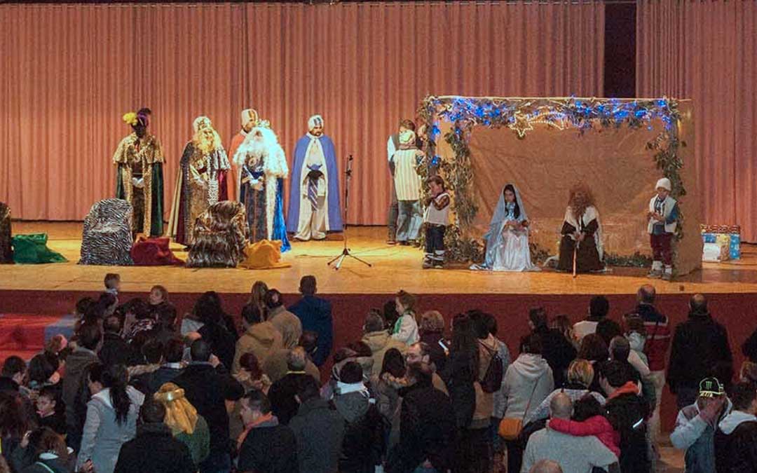 Los Reyes Magos durante una de sus visitas a Utrillas momentos antes de la entrega de regalos./ Ayto. de Utrillas