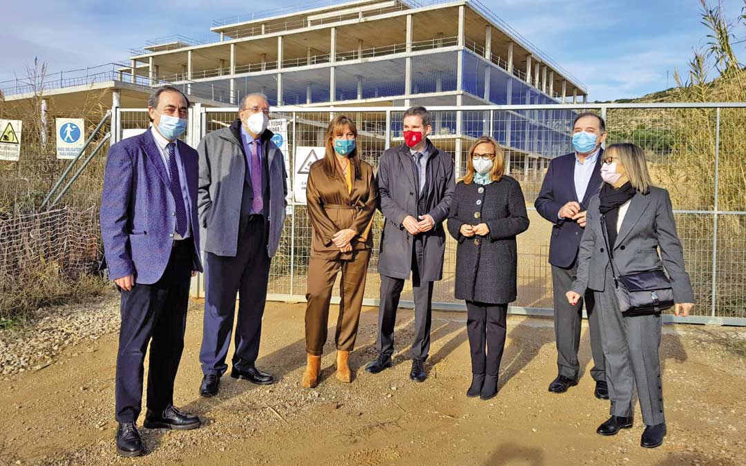 Arnal, gerente del Salud; Rando, presidente DPT; Repollés, consejera de Sanidad; Urquizu, alcalde de Alcañiz; Pérez, consejera de Presidencia; Castellote, director provincial de Sanidad; y Perla Borao, gerente de los sectores de ALcañiz y Teruel / DGA