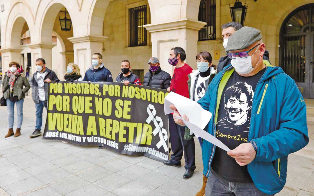 La plataforma Amigos de Iranzo acudió de nuevo este lunes a la Subdelegación del Gobierno de España en Teruel para registrar cuatro preguntas a raíz del informe que encontró la viuda de Caballero. Sus otras 87 preguntas nunca fueron respondidas / Javier Escriche