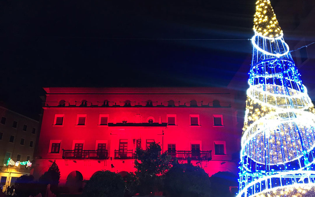 La fachada de la sede de Subdelegación del Gobierno en Teruel, iluminada de rojo en homenaje al voluntariado. / Cruz Roja