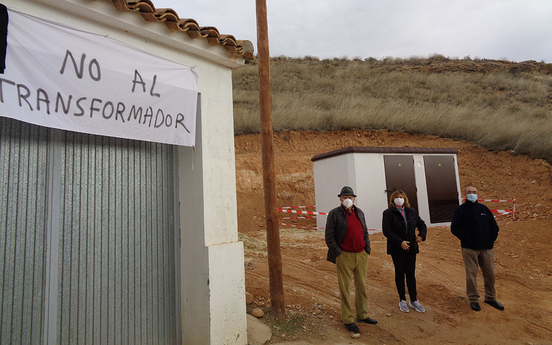 Tres vecinos junto al transformador que se ubicará "muy cerca de las viviendas". / Antonio Martín