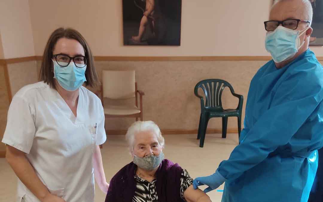 Lidia Ejarque, de 99 años, vacunándose en la residencia de Valderrobres. / C. S. VALDERROBRES