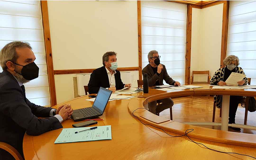 Representantes del Gobierno de Aragón y de Renfe, este lunes por la mañana.