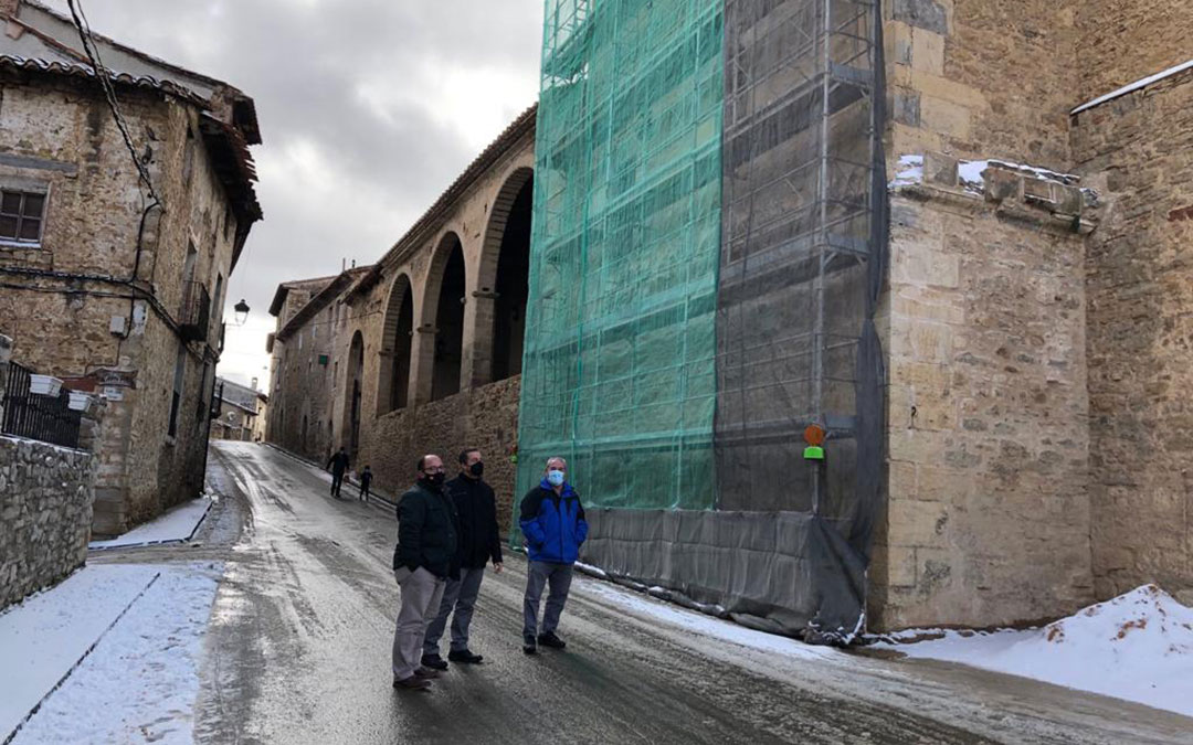 Visita del vicepresidente de la DPT, Alberto Izquierdo, a las obras en la iglesia de Villarroya de los Pinares. / DPT