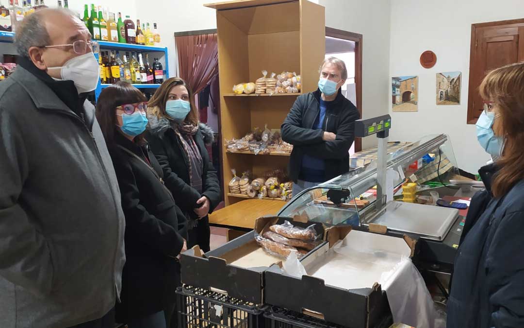 Manuel Rando, presidente de la DPT, visitó ayer el multiservicio de Belmonte de San José. Foto: DPT
