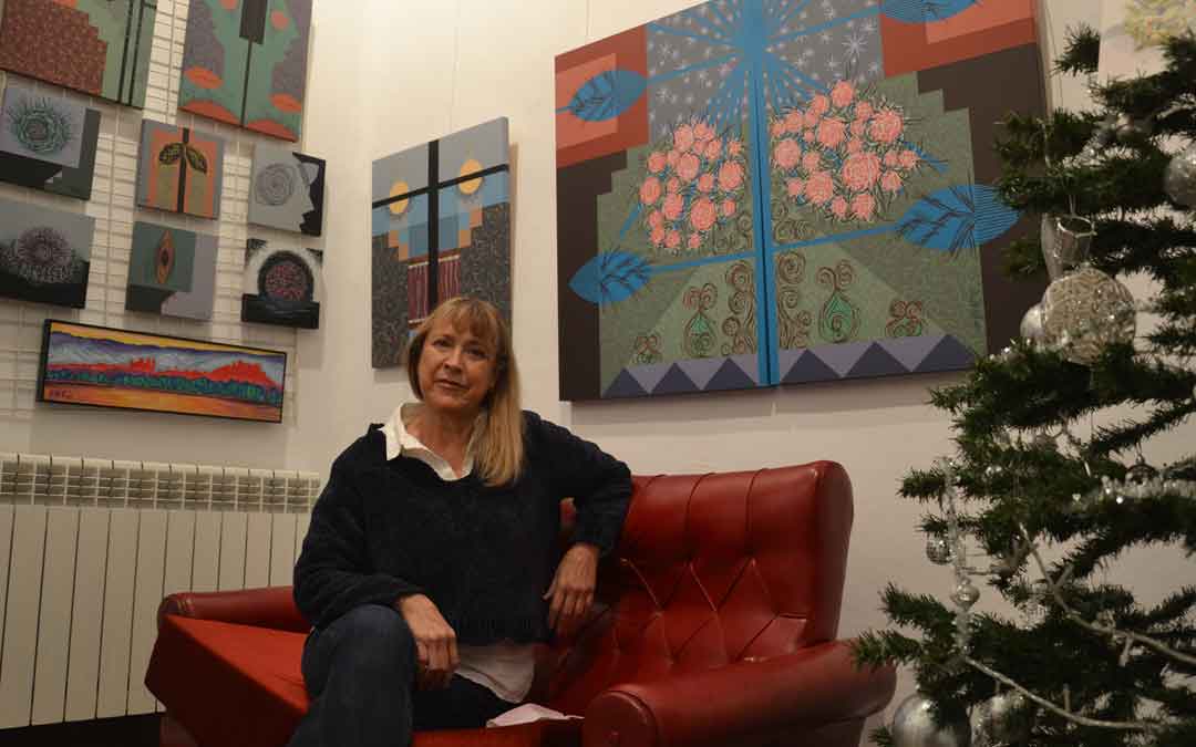 Merche Zagalá este jueves en su estudio de la calle Mayor, que ha alquilado a la artista María Senli. / M. Q.