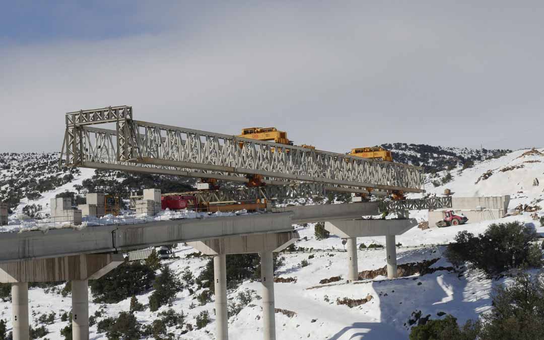 Colocación de una de las vigas principales del viaducto del Port de Querol en la N-232. Ayto. Morella.