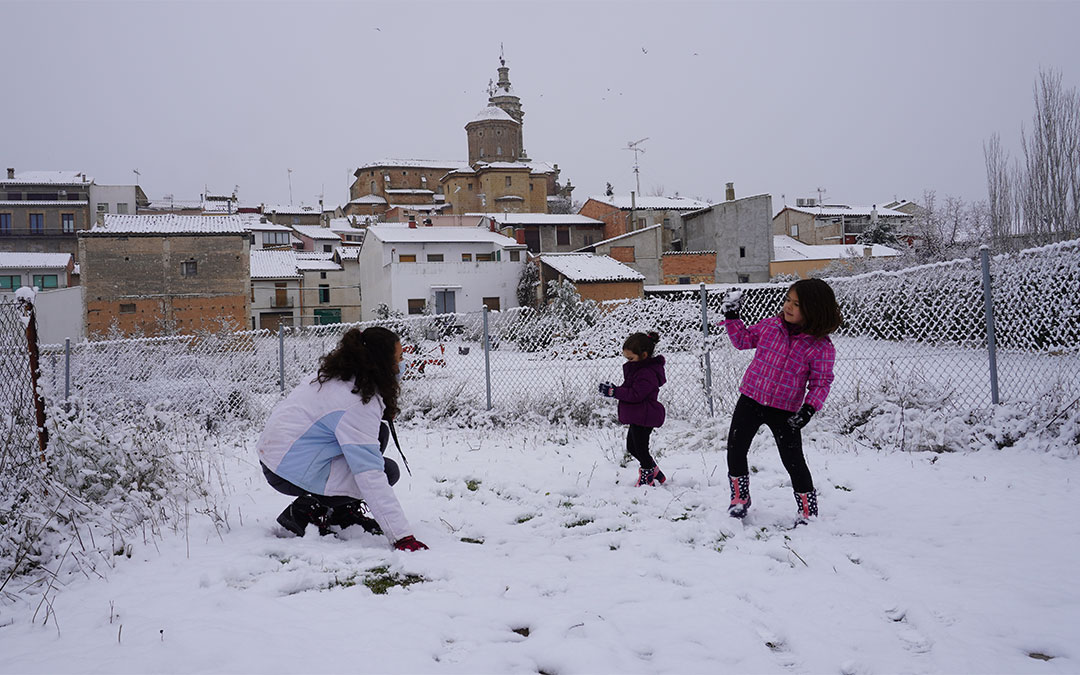 Unas niñas jugando con la nieve en Aguaviva./ Juan Peñalver
