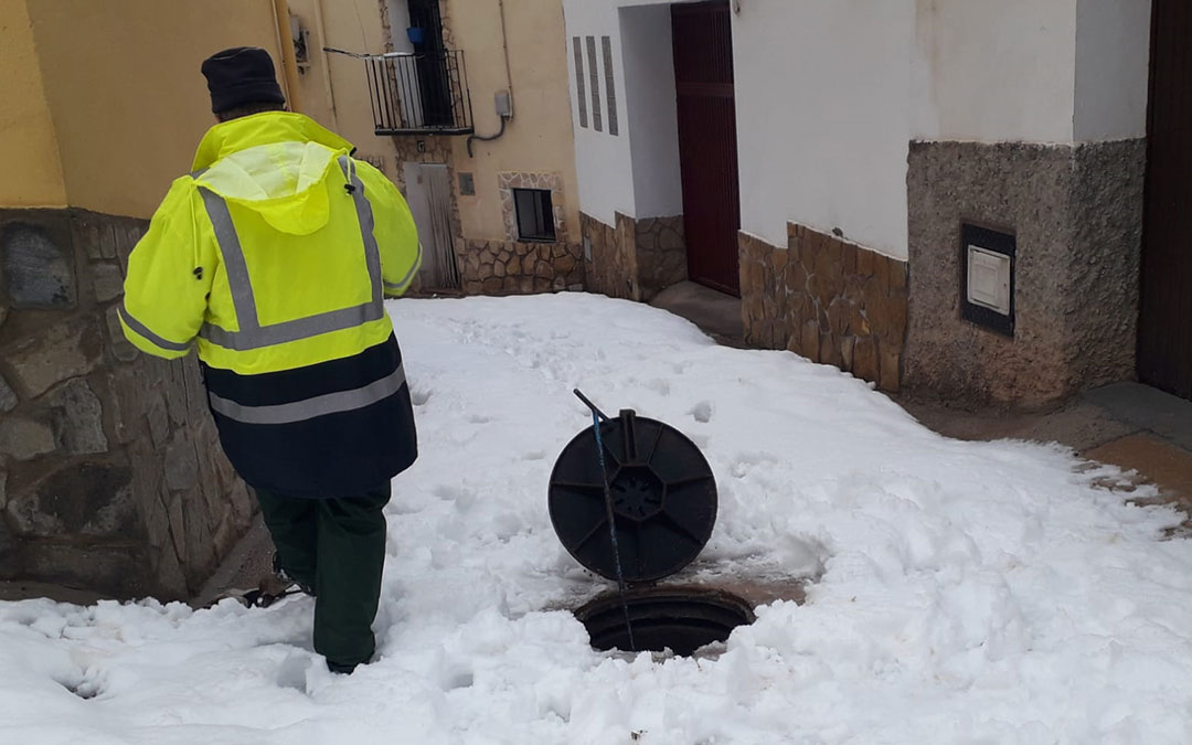 Un trabajador del Ayuntamiento de Albalate durante las labores de detección de la incidencia del suministro de agua./ Ayto. Albalate