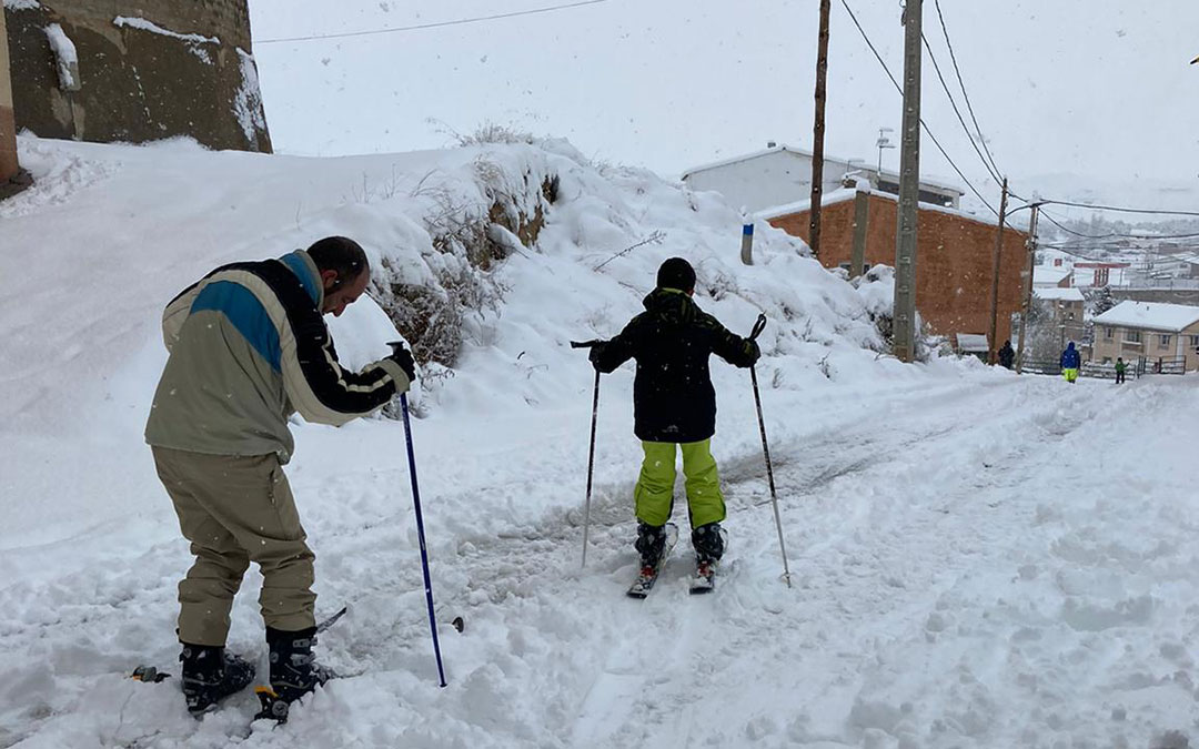 Padre e hijo esquían por la cuesta de la Calle Moretilla, en Albalate./ M.M.