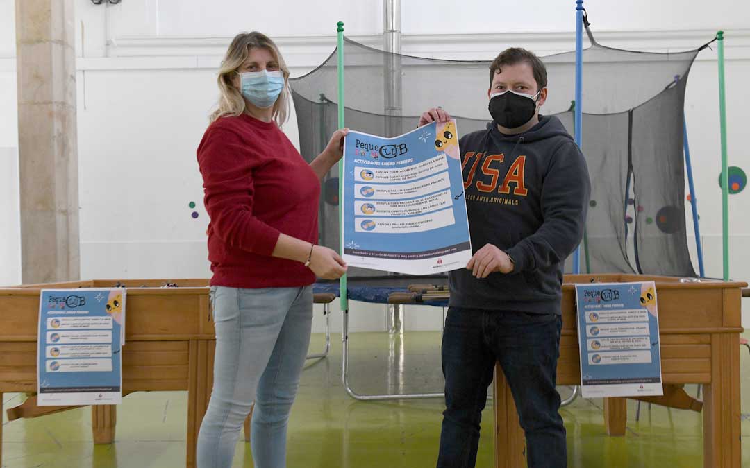 Susana Mene y Tito Lizana con el cartel de las actividades este jueves en Alcañiz / Ayto. Alcañiz