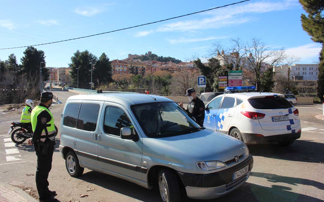 Control de la Policía Local por el cierre perimetral de Alcañiz / L. Castel