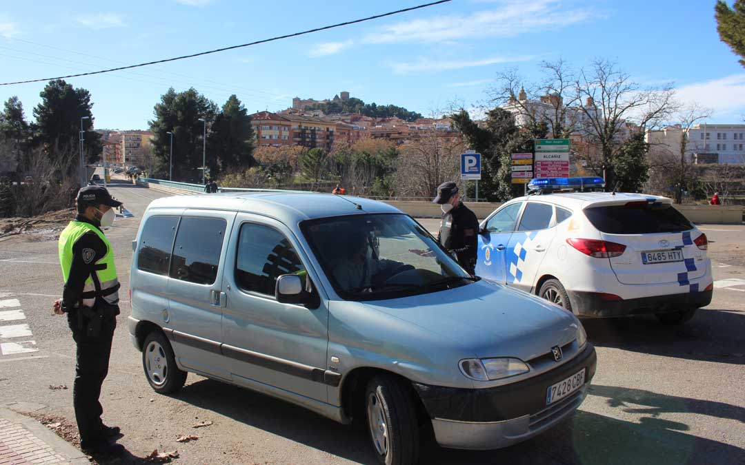 Imagen de archivo de un control de la Policía Local a la entrada de Alcañiz desde Caspe / L. Castel